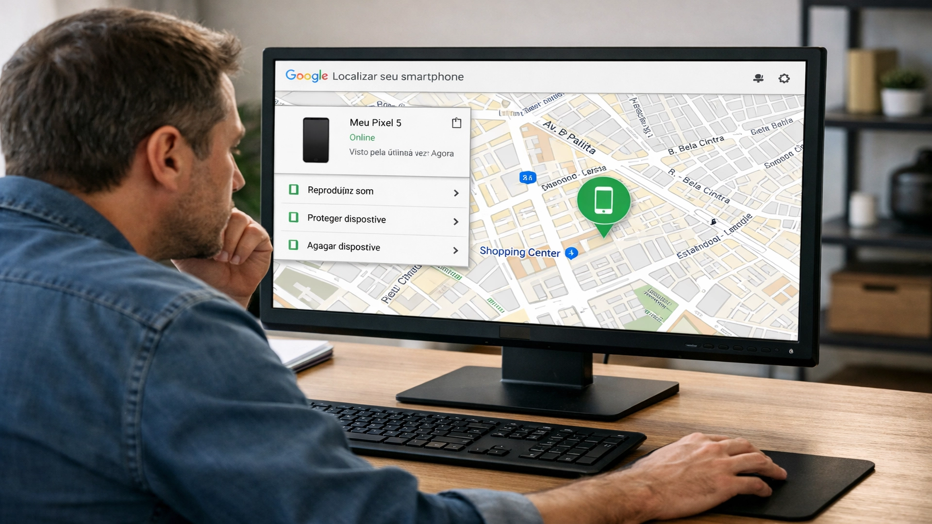 Uma pessoa acessando o Google Localizador, via Web