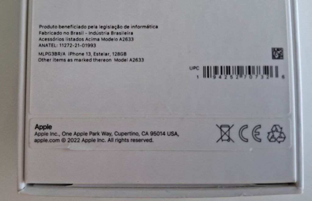 Parte traseira da embalagem de um celular iPhone 13, com número de identificação do certificado de homologação da Anatel