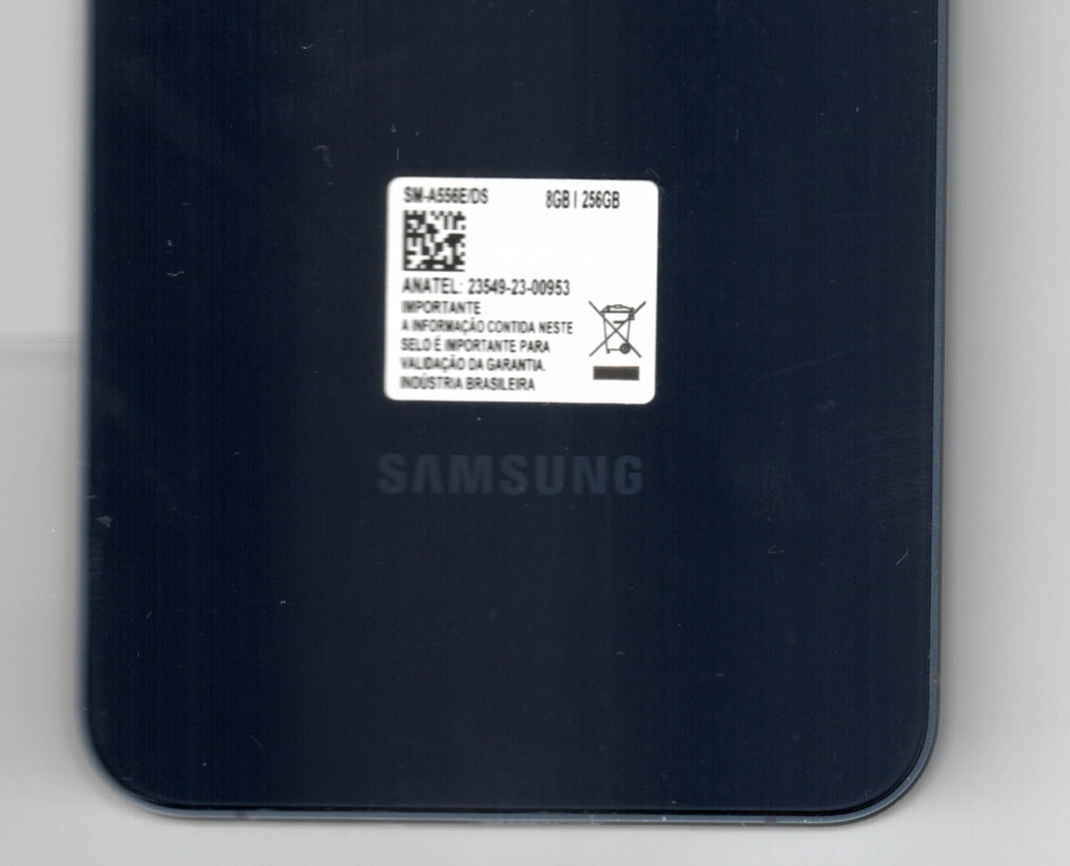 Parte traseira de um celular da marca Samsung, A55, com número do certificado de homologação da Anatel