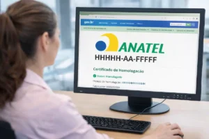 Imagem ilustrativa de uma pessoa acessando o site da Anatel para consultar um produto homologado pela Anatel